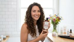 Goodbye Hair Dye for Grey Hair: The Conditioner Add-In That Gradually Restores Natural Colour